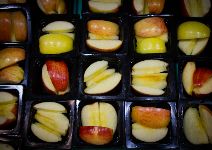  apples on a tray